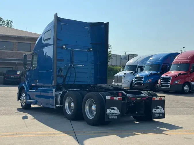2017 VOLVO VNL64T670