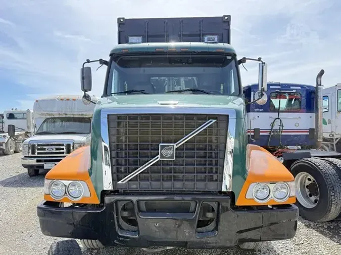2003 VOLVO VHD104B200