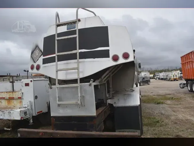 2013 PETERBILT 348