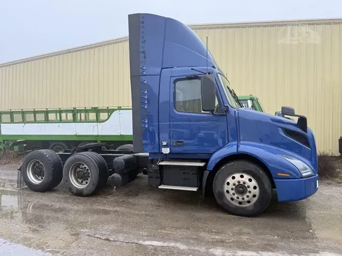 2021 VOLVO VNR64T300
