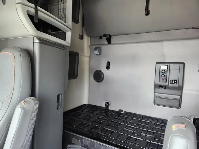 2020 VOLVO VNL64T760
