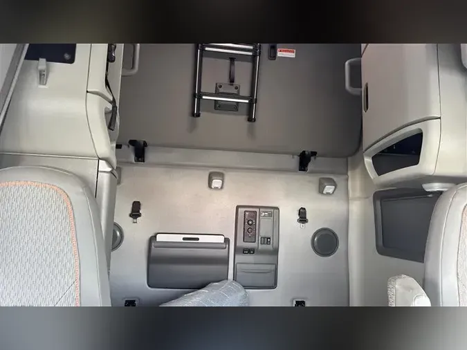 2021 VOLVO VNL760