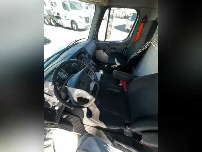 2018 FREIGHTLINER M2 106