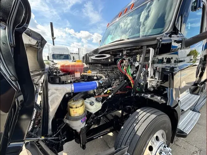 2022 Freightliner Cascadia 126