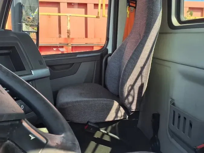 2019 VOLVO VNR42T 300