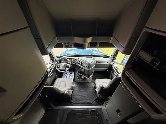 2021 VOLVO VNL760