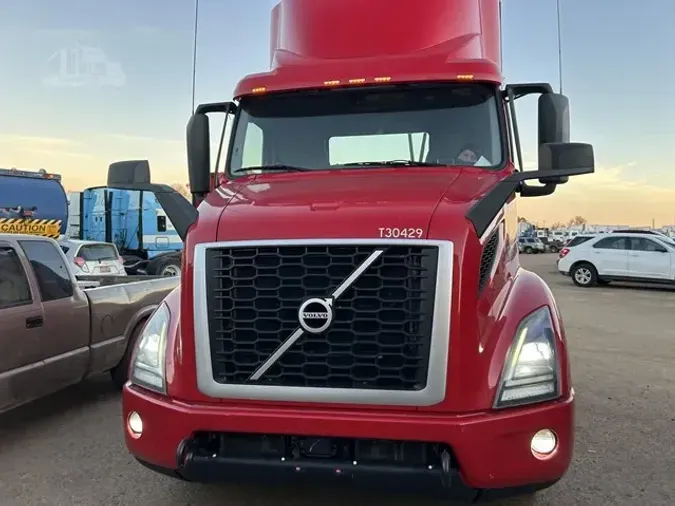 2022 VOLVO VNR64T300