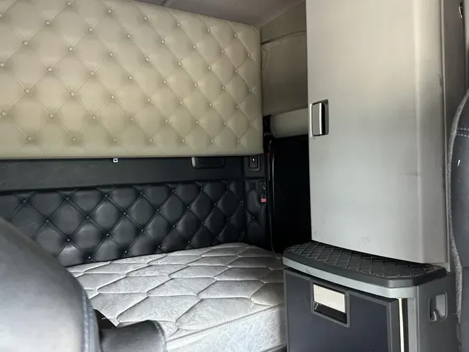 2022 Kenworth W990