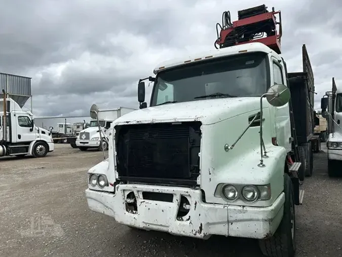 2005 VOLVO VHD84F200