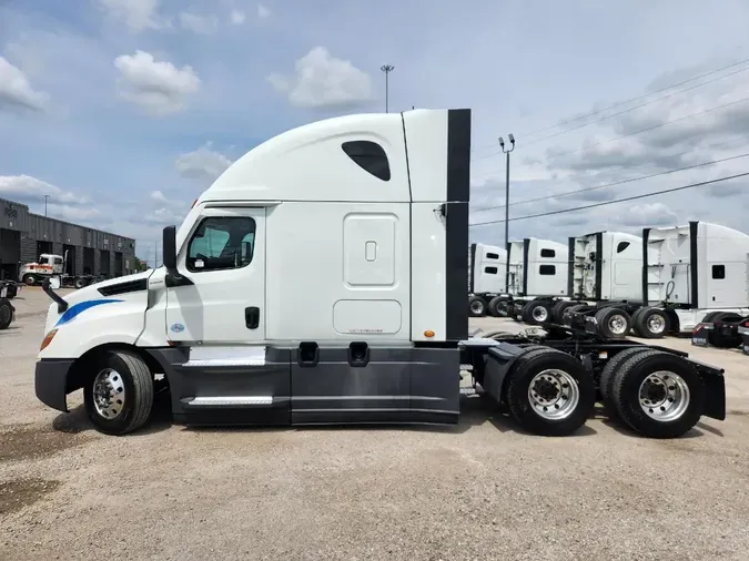 2021 FREIGHTLINER CASCADIA CA126