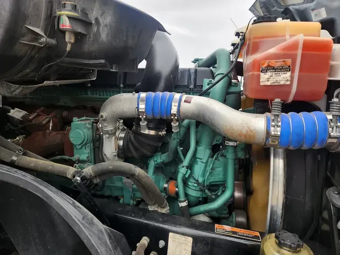 2024 VOLVO VNL64T760