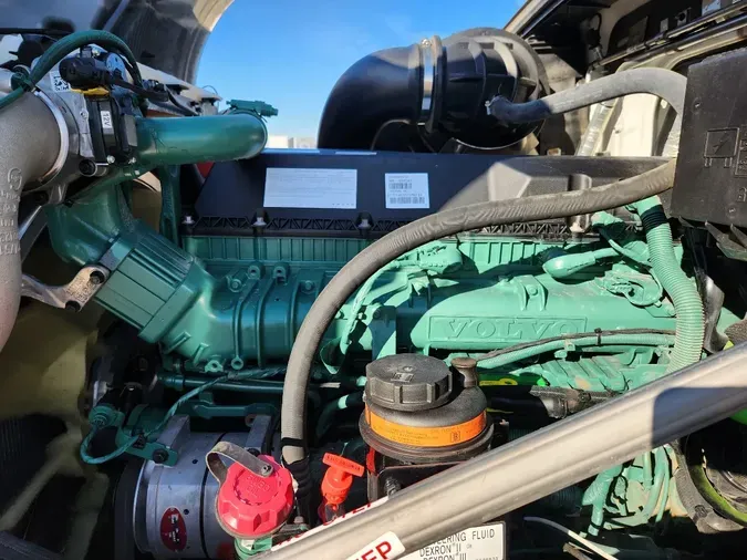 2025 VOLVO VNL64T760