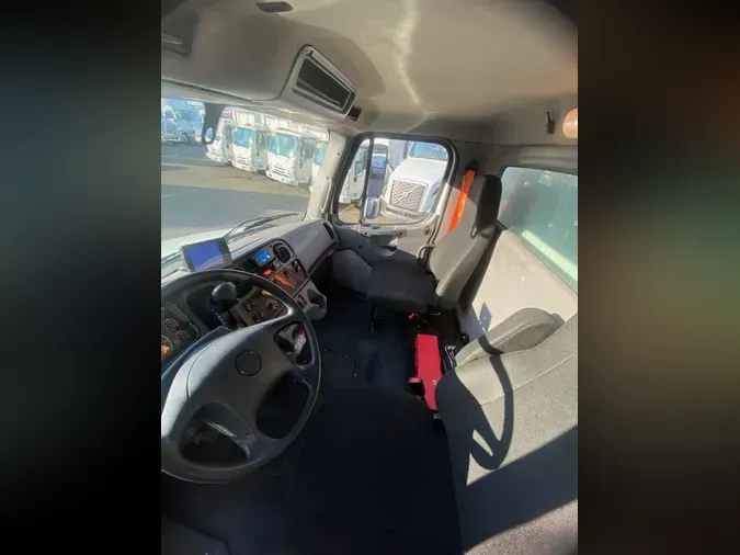 2022 FREIGHTLINER/MERCEDES M2 106