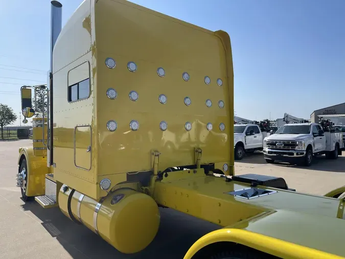 2023 Peterbilt 389