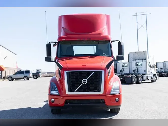 2022 VOLVO VNR64T300