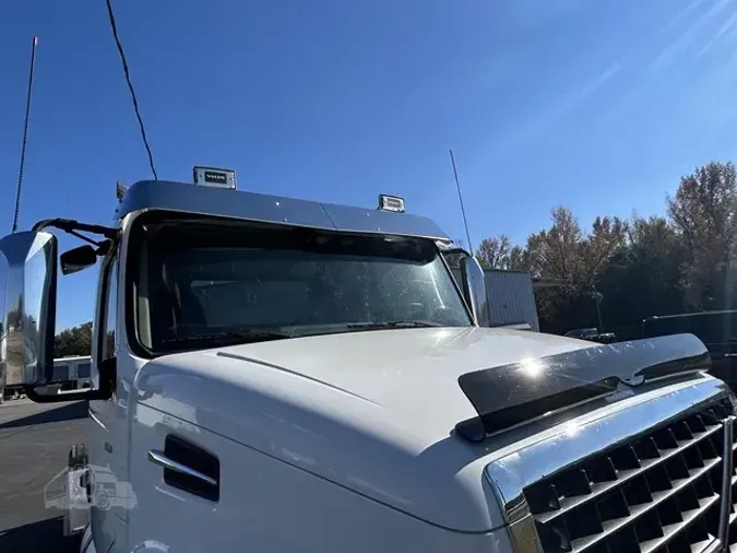 2019 VOLVO VHD64FT300