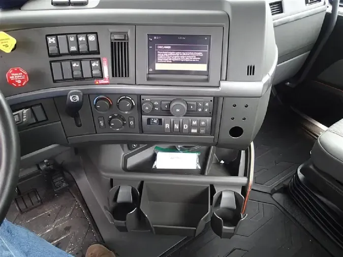 2024 VOLVO VNR64T300
