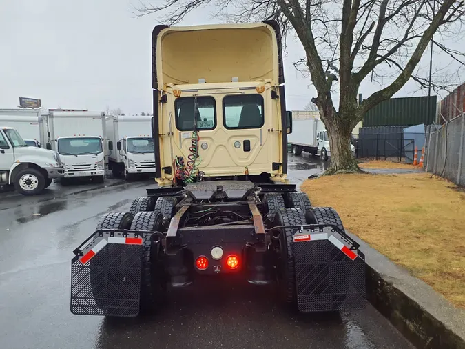 2015 FREIGHTLINER/MERCEDES CASCADIA 125