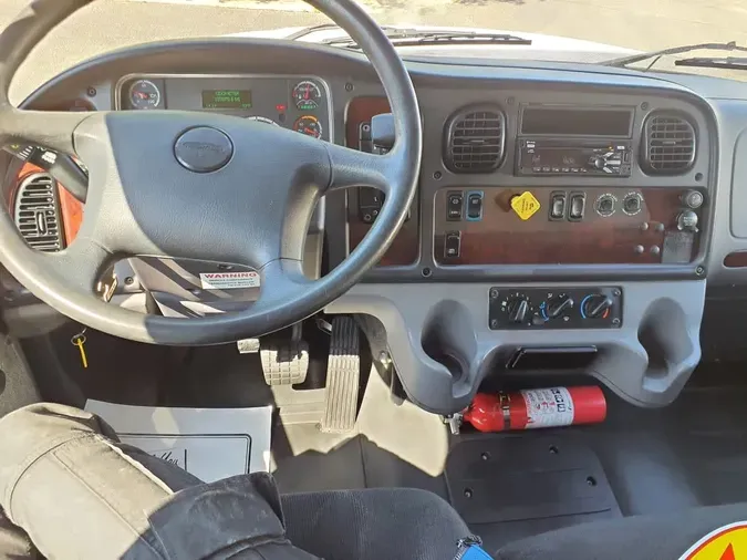 2018 FREIGHTLINER M2 106