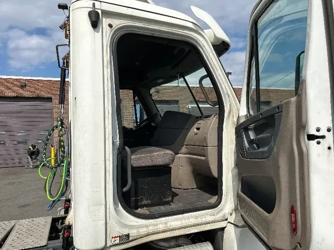 2017 Freightliner X12564ST