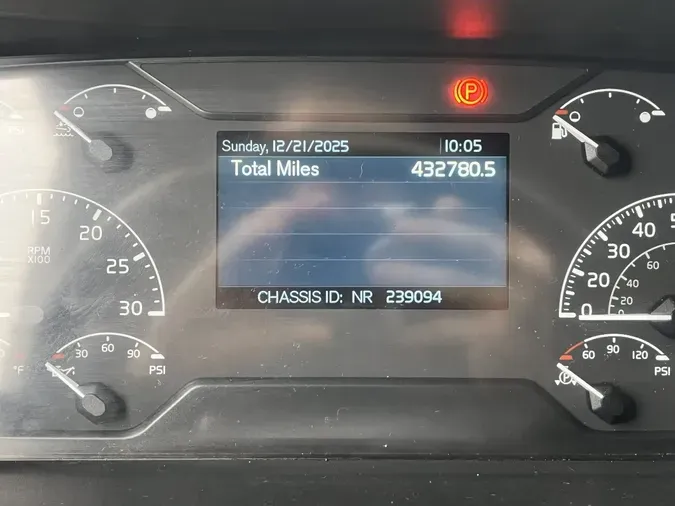 2021 VOLVO VNL64T760