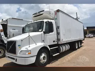 2014 VOLVO VNM64T200