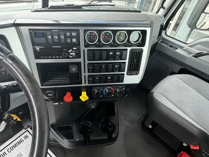 2021 MACK AN64T
