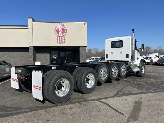 2025 Kenworth T880