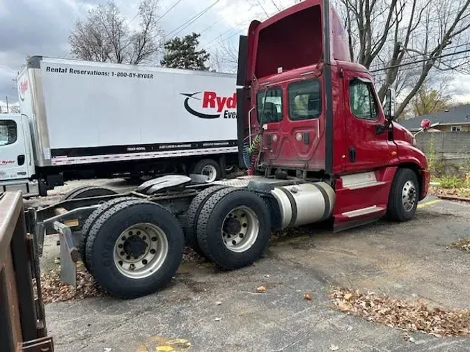 2013 FREIGHTLINER/MERCEDES CASCADIA 125