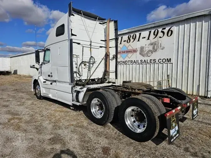 2011 VOLVO VNL64T670