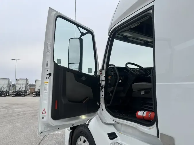 2021 VOLVO VNL64T760