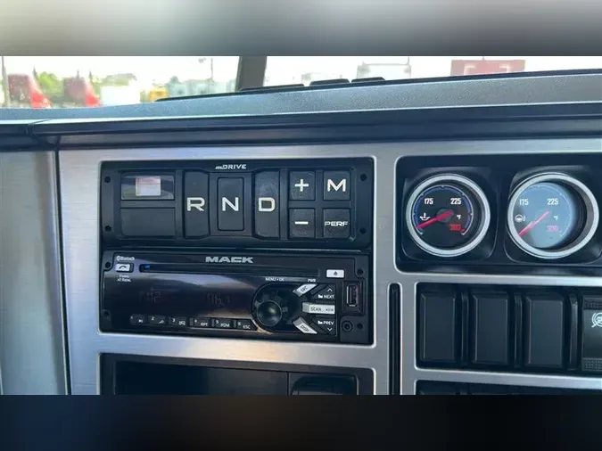 2020 MACK GR64BT