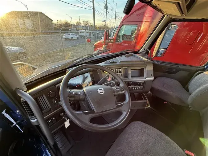 2020 VOLVO VNR64T300