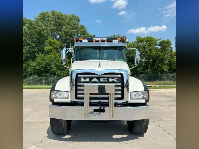 2022 MACK GR64F