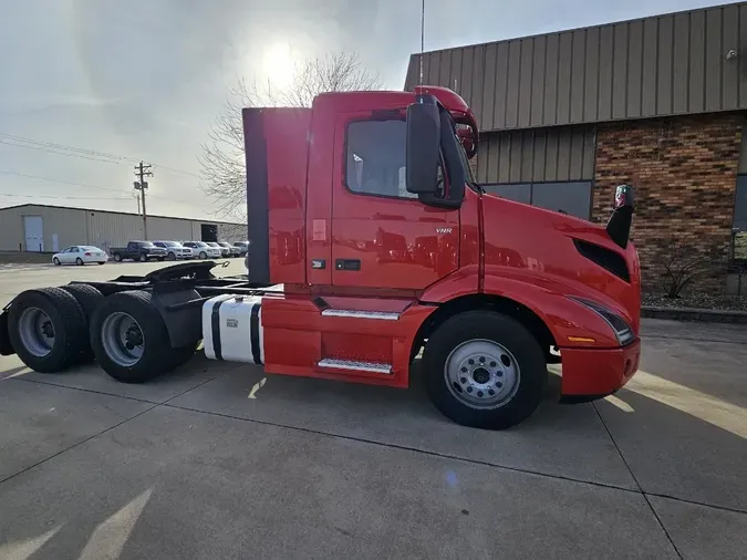 2022 VOLVO VNR64T300