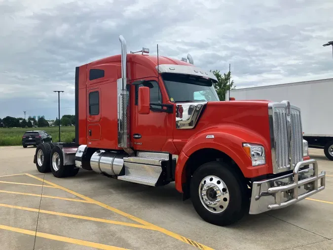 2023 Kenworth W990