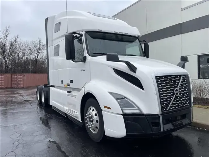 2021 VOLVO VNL64T760