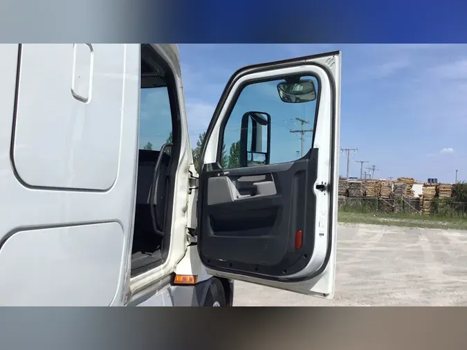 2020 Freightliner Cascadia 126