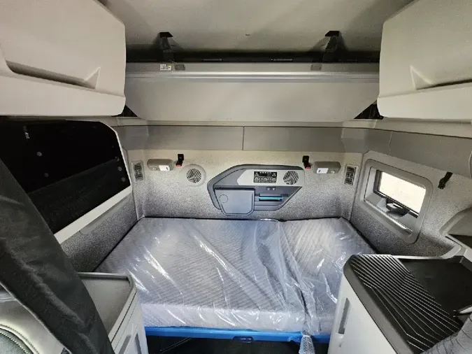 2025 VOLVO VNL64TV04