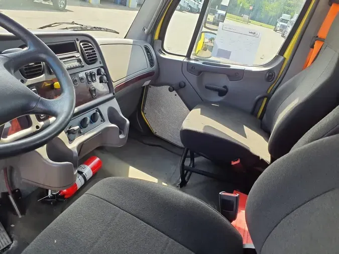 2016 FREIGHTLINER M2 106