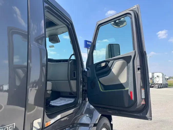 2026 VOLVO VNL64T300