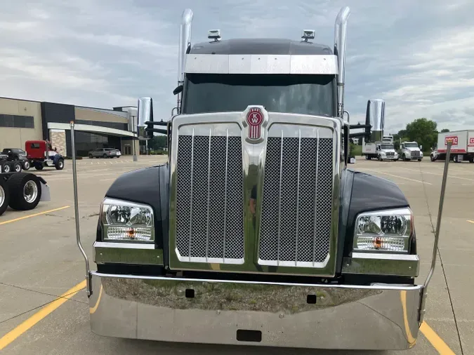 2024 Kenworth W990