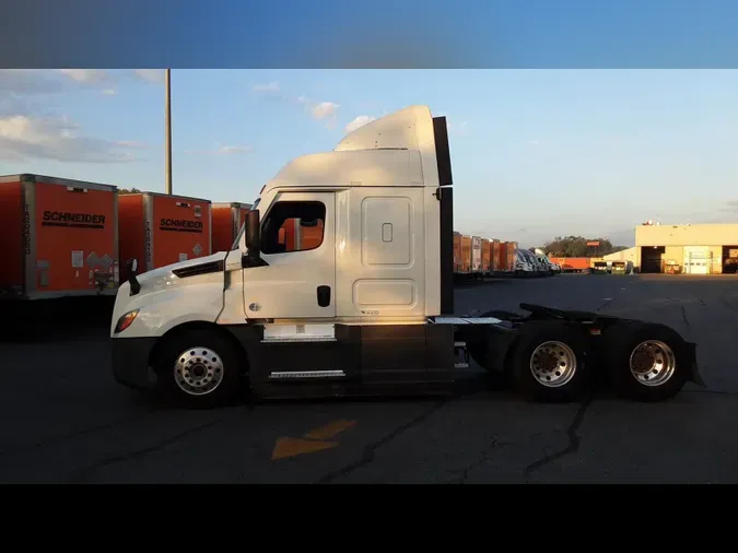 2021 Freightliner Cascadia 126