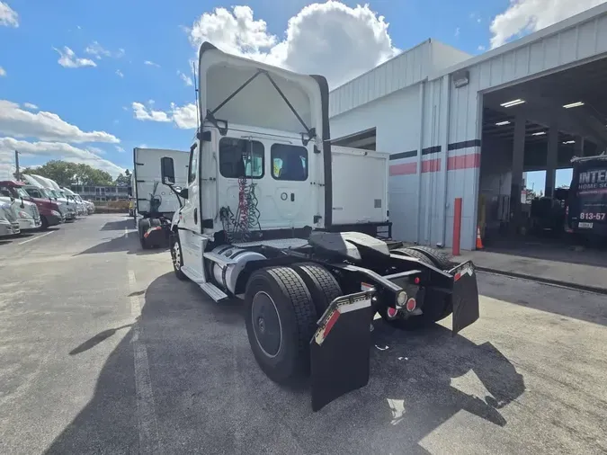 2020 FREIGHTLINER/MERCEDES CASCADIA 125