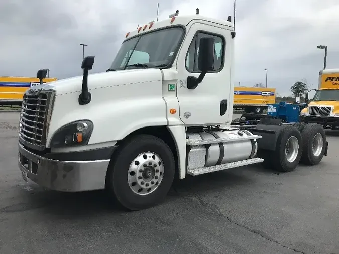 2016 Freightliner X12564ST