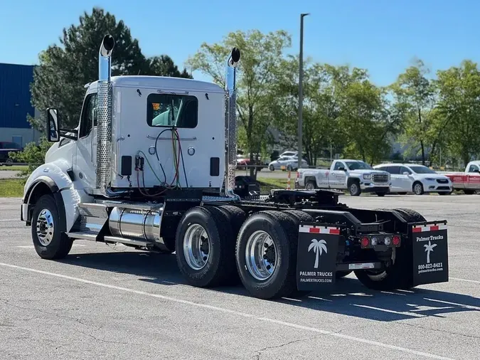 2025 Kenworth T880