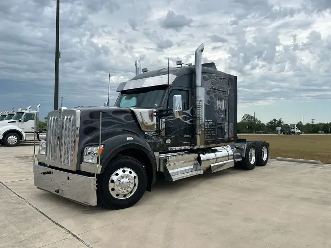2024 Kenworth W990