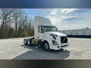 2015 Volvo VNL300