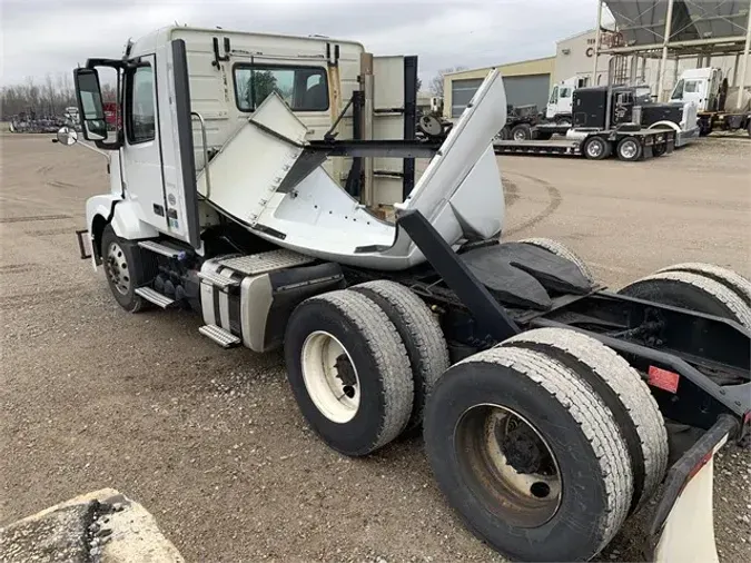 2016 VOLVO VNL64T300