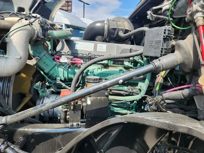 2019 VOLVO VNL64T760
